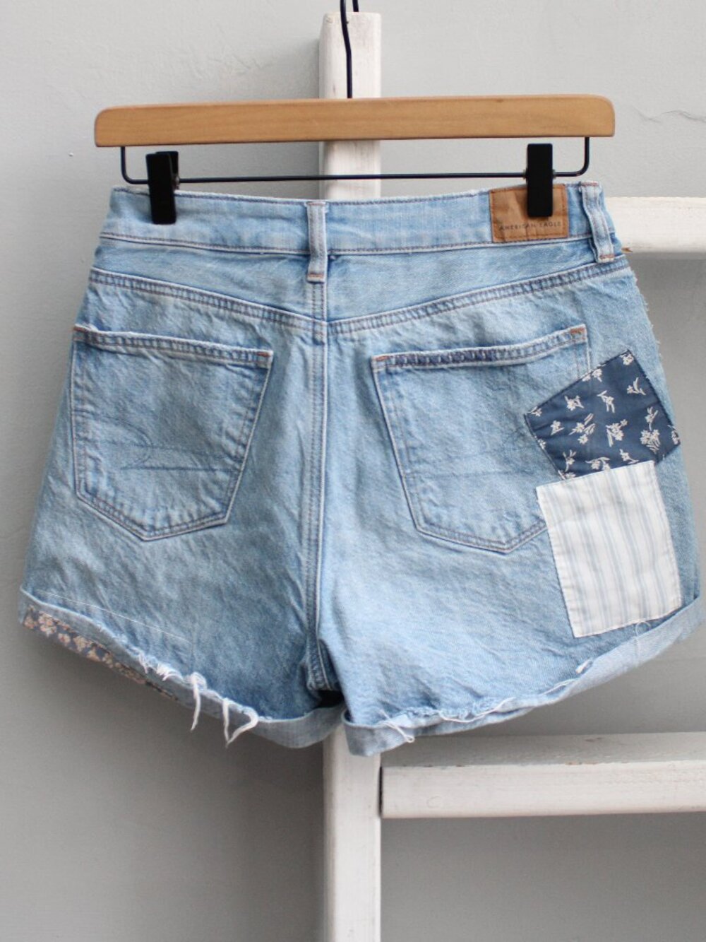 American Eagle AE Patch Me Up Blue Floral High-Rise Denim Mom Shorts Size 4 - Picture 2 of 11